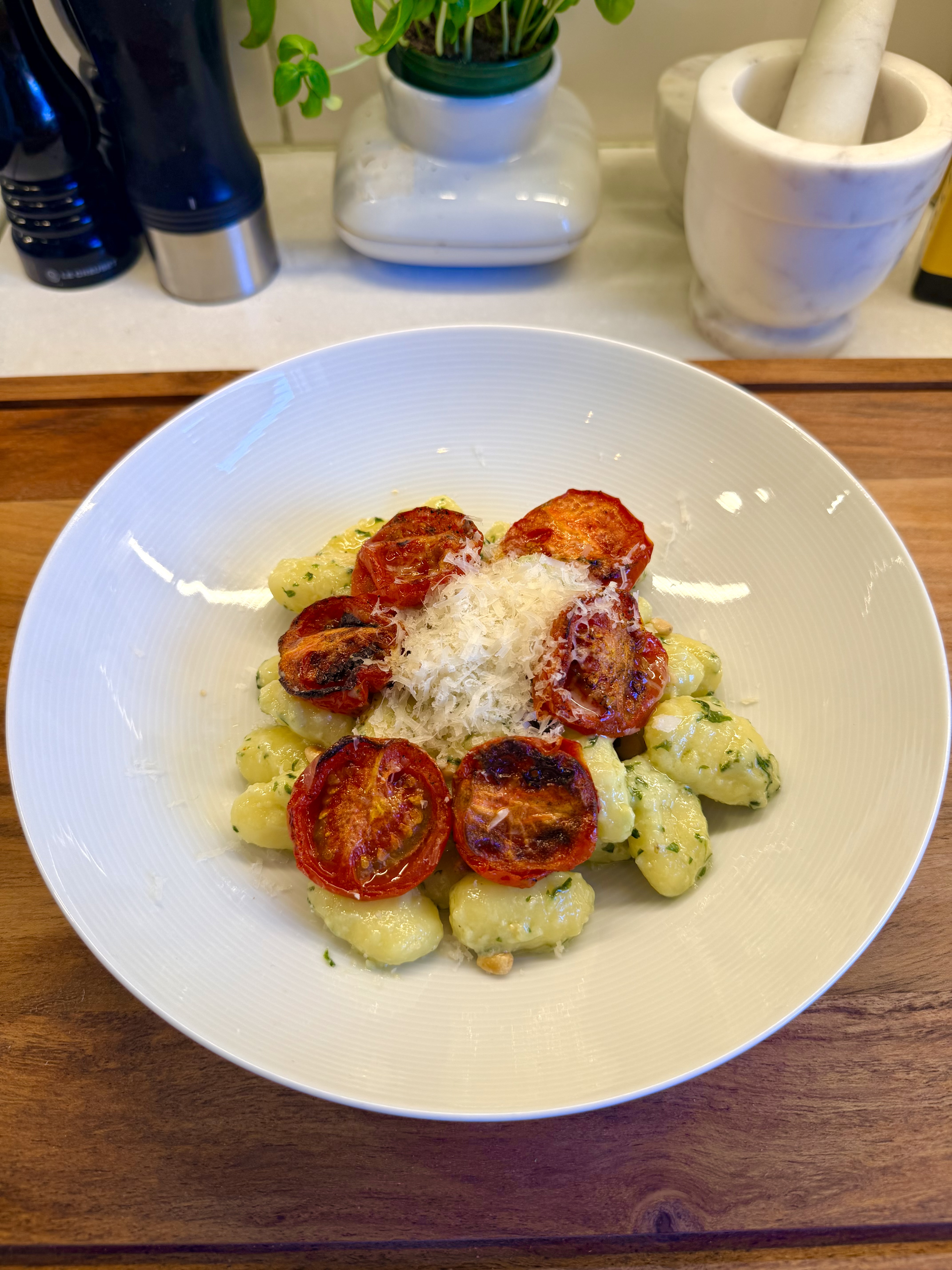Pestognocchi med ugnsrostade körsbärstomater och rostade pinjenötter
