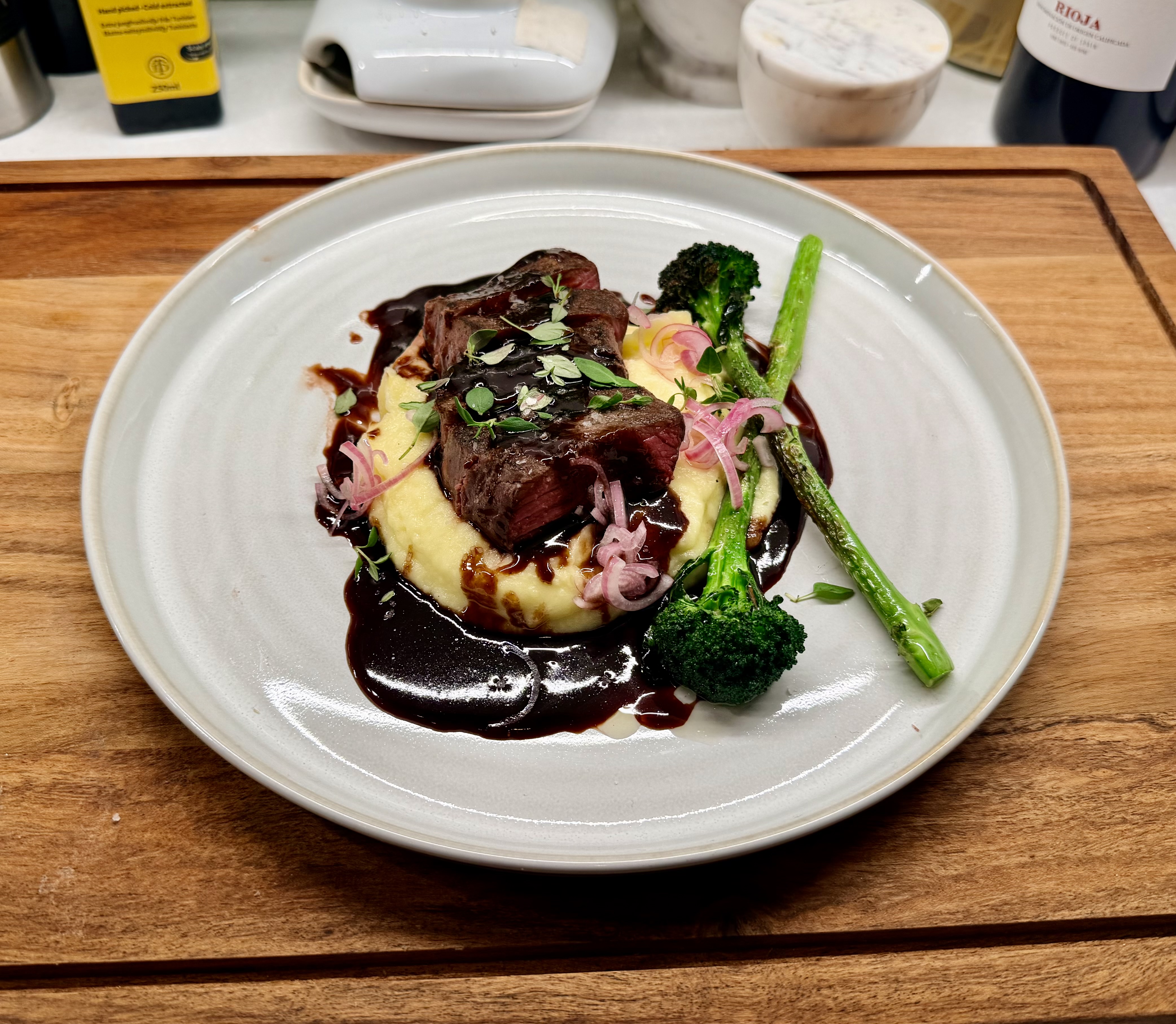 Ryggbiff med potatispuré, rödvinssås, broccolini och picklad schalottenlök