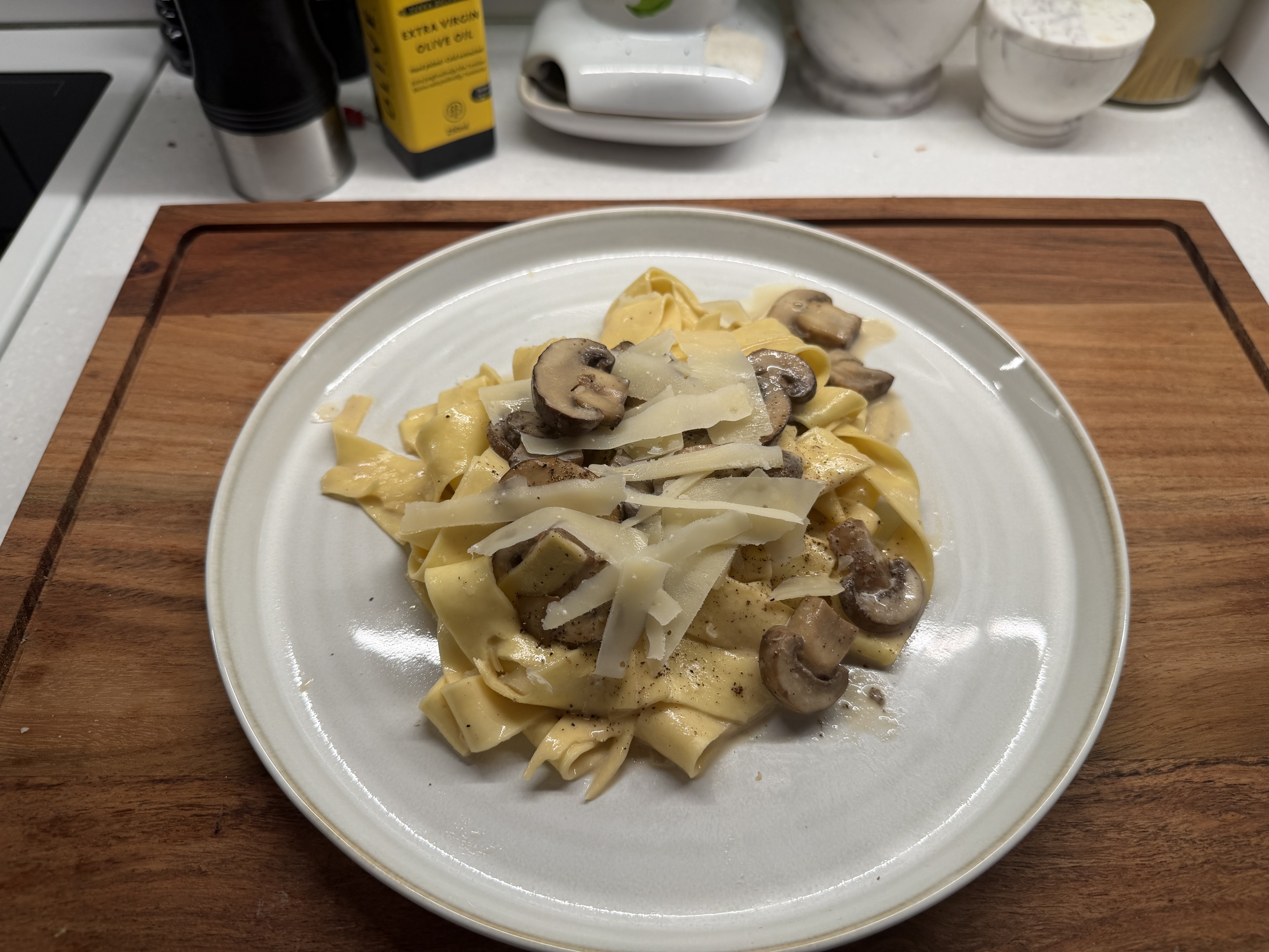 Färsk pasta med skogssvamp, grädde och parmesan